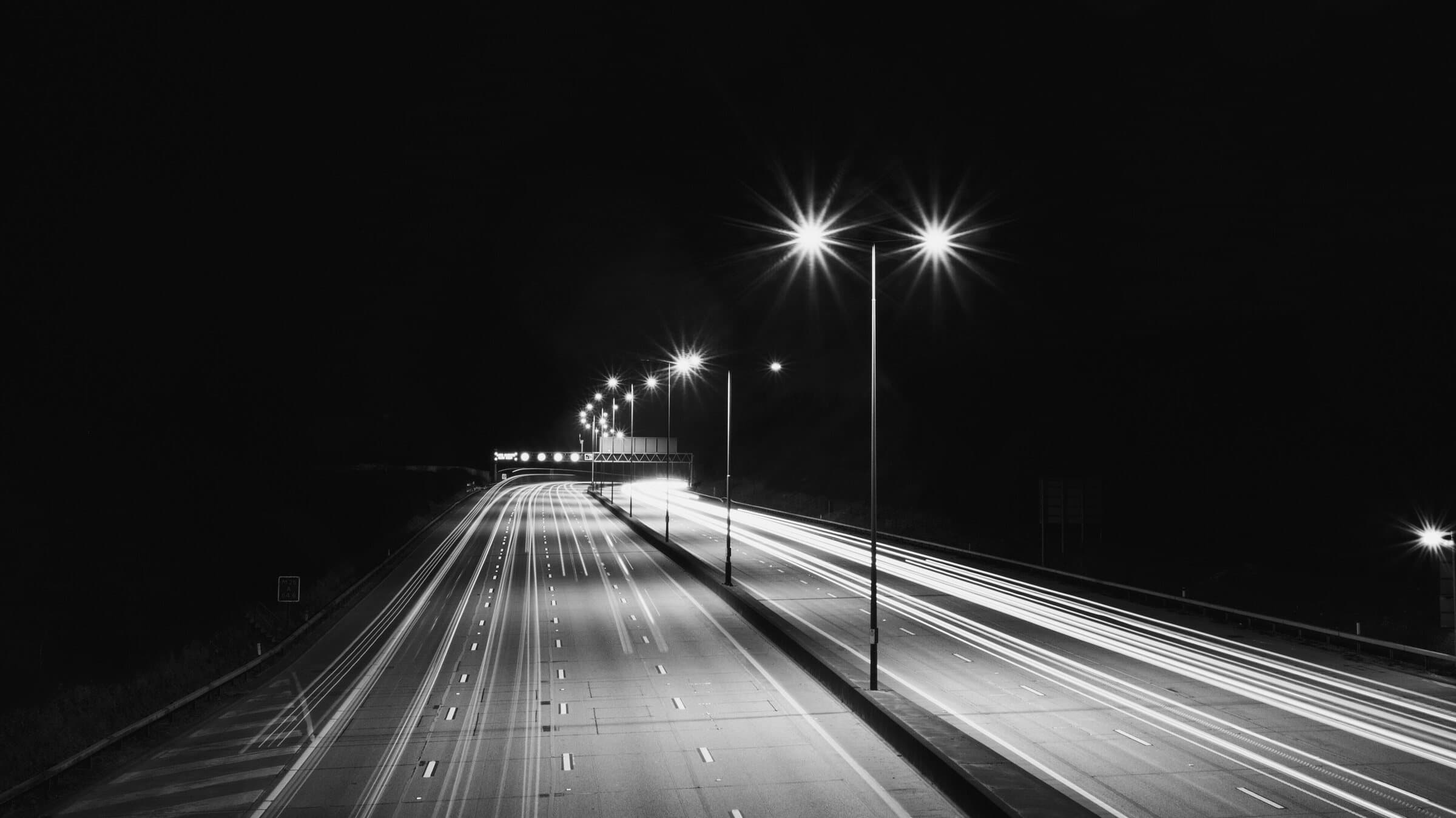 Autopista de noche con las estelas de los vehículos