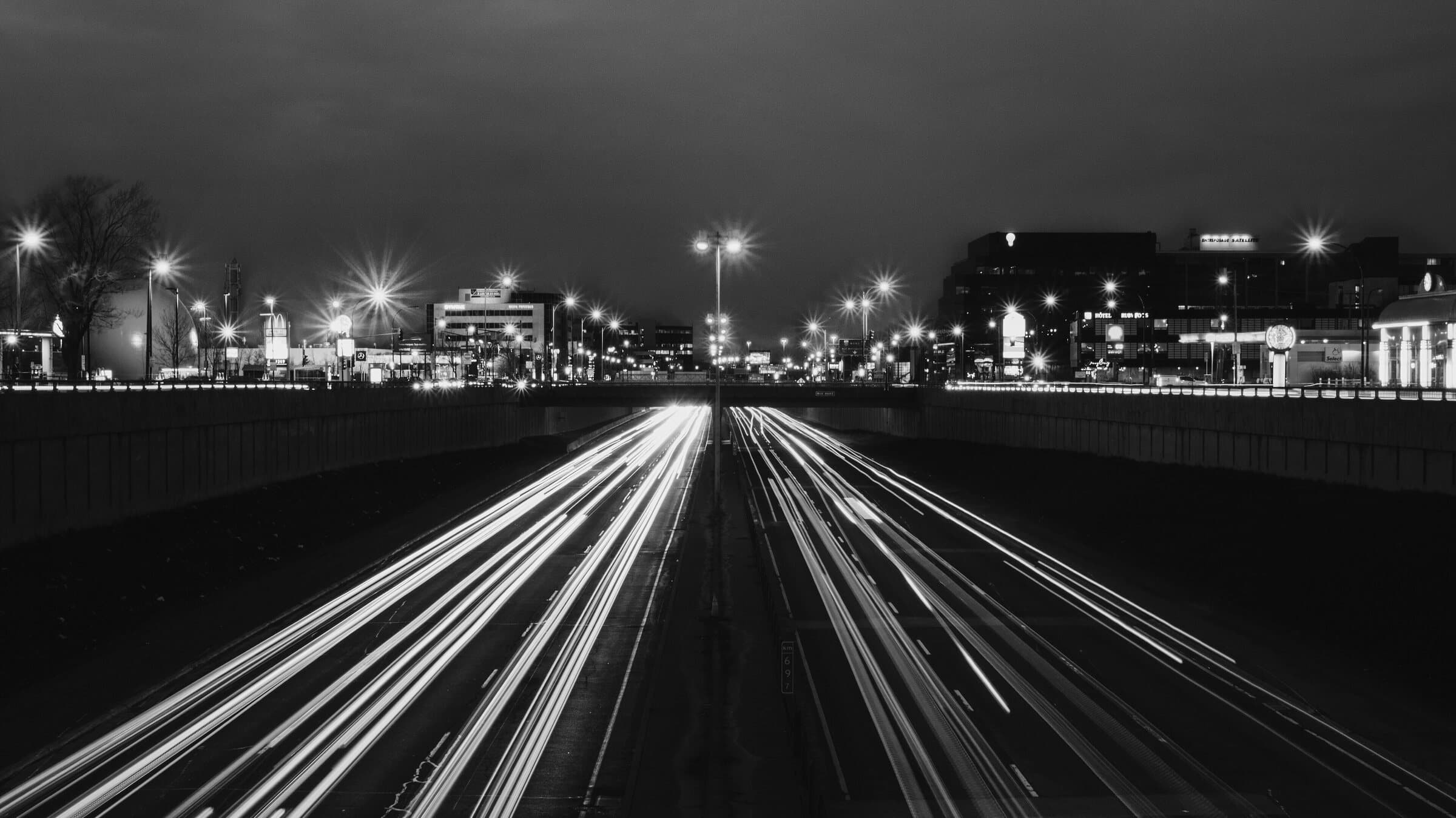 Vía rápida de noche con las estelas de los vehículos